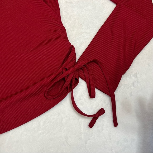 Scoop Neck Ruched Side Crop Tee Burgundy Large - Picture 4 of 11